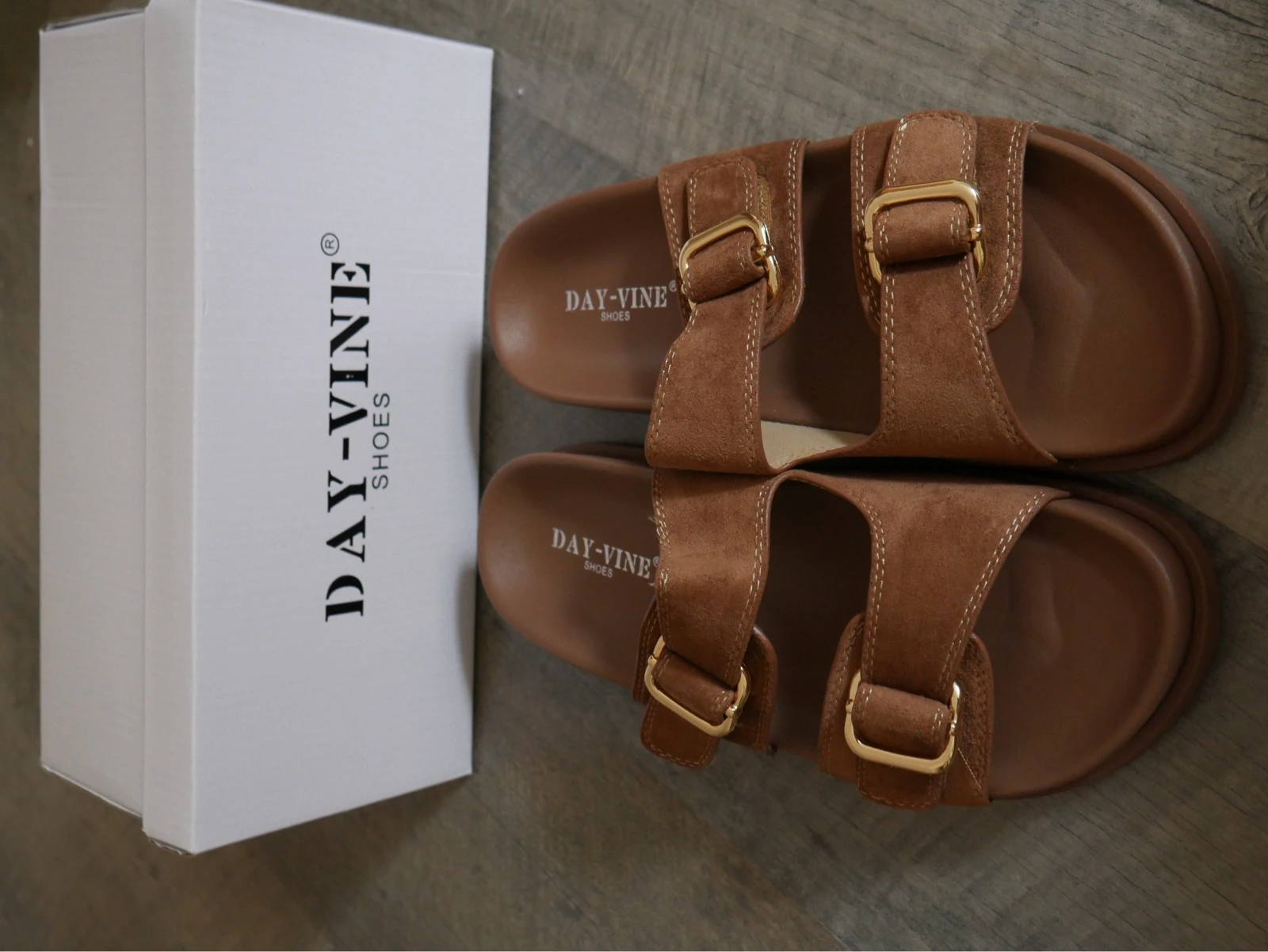 Brown suede sandals with gold buckles – photo 3